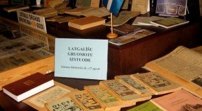 Saeimā atkluota latgalīšu gruomotu izstuode