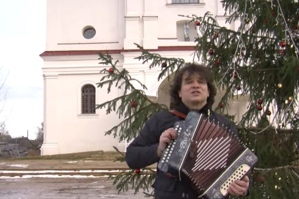 Aņss Ataols Bierzeņš sataisejs videoklipu dzīsmei “Zīmys svātku nakts”